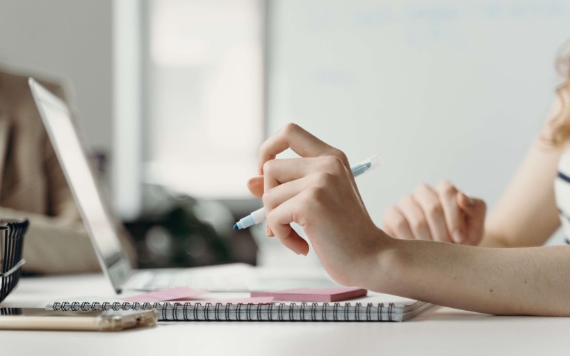 vrouw schrijft doelen op